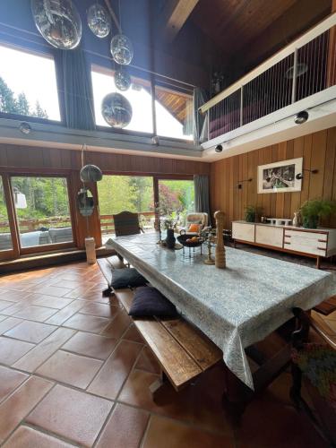 une grande salle à manger avec une grande table en pierre dans l'établissement Large peaceful chalet for mountain adventures! Perfect for Flégère and Grand Montet skiing, à Chamonix-Mont-Blanc