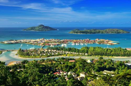 Gallery image of Chic 4BR Villa with Private Pool by Cliffhanger Villas in Misere
