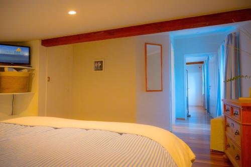 - une chambre avec un lit blanc et un couloir dans l'établissement Santa Ana, à Westermarkelsdorf