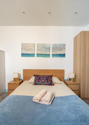 une chambre avec un lit avec deux serviettes dessus dans l'établissement Blue House - Parking - Centre ville, à Reims