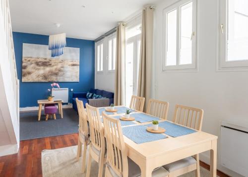 une salle à manger avec une table et des chaises dans l'établissement Blue House - Parking - Centre ville, à Reims
