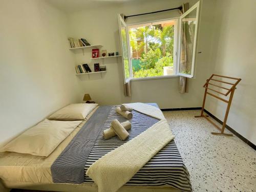 une chambre avec un lit avec deux ours en peluche dessus dans l'établissement Bel appartement au coeur de la presqu'île de Giens, avec parking, à Hyères