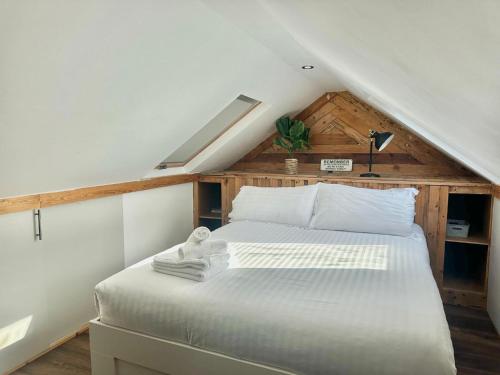 Postel nebo postele na pokoji v ubytování Pass the Keys Family home walking distance to beach Pet friendly