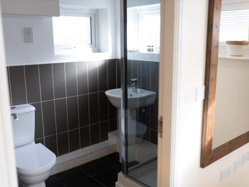 Koupelna v ubytování Pass the Keys Family home walking distance to beach Pet friendly