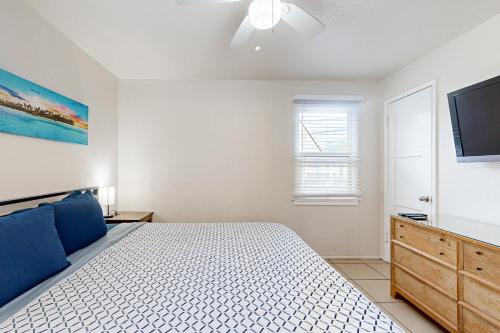 a bedroom with a bed and a flat screen tv at Tremont Beach in Oceanside