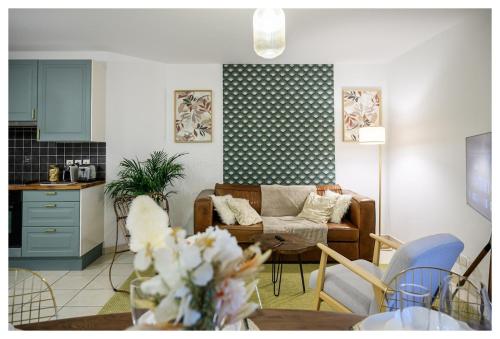 un salon avec un canapé et une table dans l'établissement Confortable 3P avec terrasse, proche Disney et Paris, à Montévrain