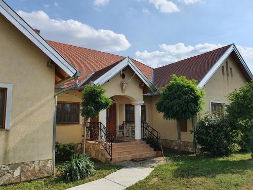 ein gelbes Haus mit braunem Dach in der Unterkunft Landhaus Steirerengel in Lócs
