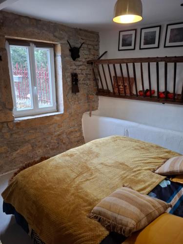 Postel nebo postele na pokoji v ubytování Le gîte des Pierres Dorées