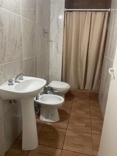 パラナにあるDepto Jose Hernandez tres dormitoriosの洗面台とトイレ付きのバスルーム