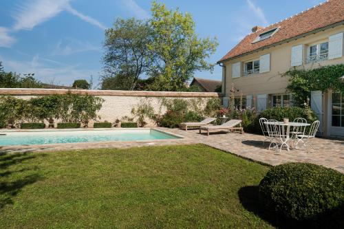 a backyard with a swimming pool and a house at Depuis la verrière in Bleury