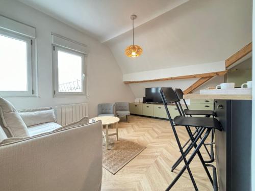 un salon avec un canapé et une table dans l'établissement Studio Maya, à Donville-les-Bains