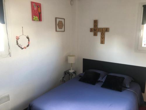 a bedroom with a blue bed in a room at La suite du garagiste in Boulot