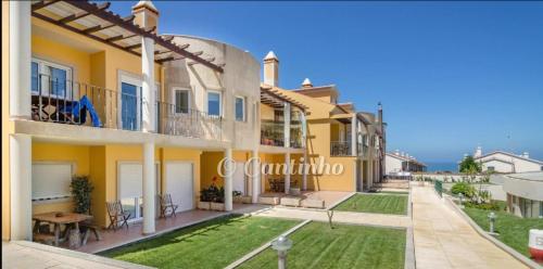 Cette villa offre une vue sur la cour. dans l'établissement O Cantinho na Pedra do Ouro, à Pataias