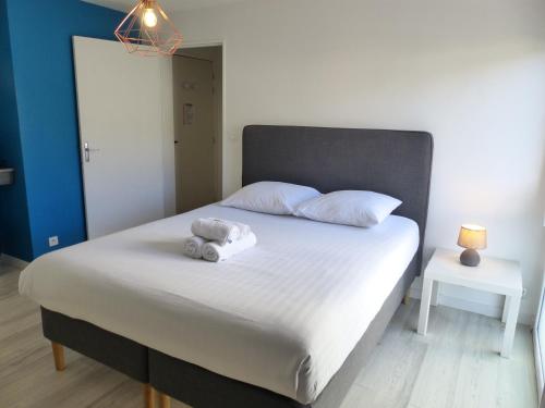 une chambre avec un lit avec deux serviettes dessus dans l'établissement 3 Rois - Joli studio 2 pers, place de parking, à Nantes