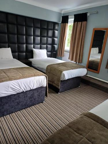 Ένα ή περισσότερα κρεβάτια σε δωμάτιο στο Kings Park Hotel