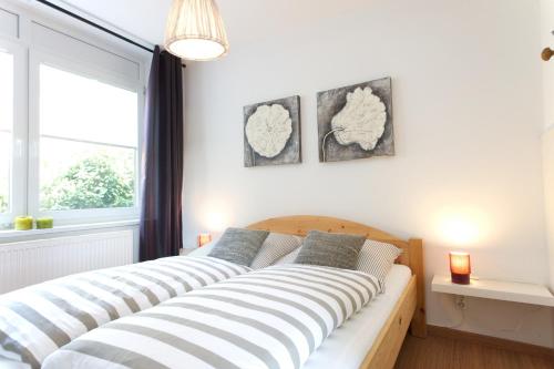 twee bedden in een kamer met een raam bij Haus am Moorbeek in Eimke