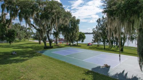 een uitzicht op een tennisbaan naast een meer bij Lakeside Cottages in Lake Placid