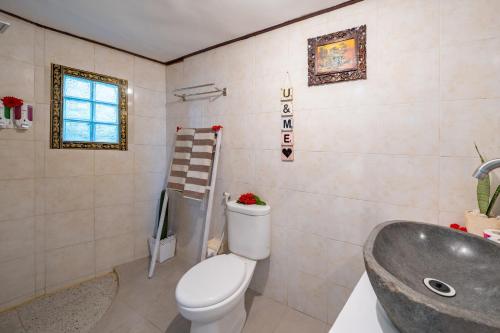 a bathroom with a toilet and a sink at Breeze Villa in Nusa Lembongan