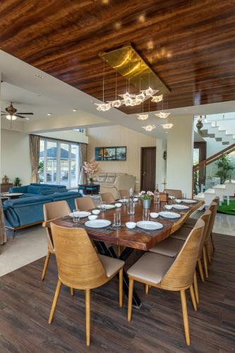 Χώρος καθιστικού στο ELIVAAS Nimishka 5 BHK Villa with Pvt Pool, Garden & Scenic Views
