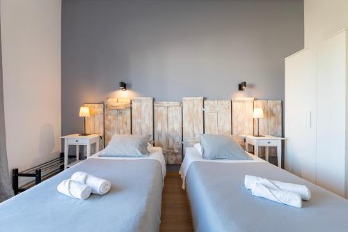 two beds sitting next to each other in a room at Alojamento Local Verde e Mar in Comporta