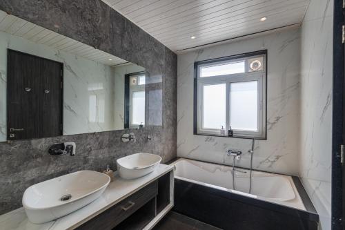 Ένα μπάνιο στο ELIVAAS Nimishka 5 BHK Villa with Pvt Pool, Garden & Scenic Views