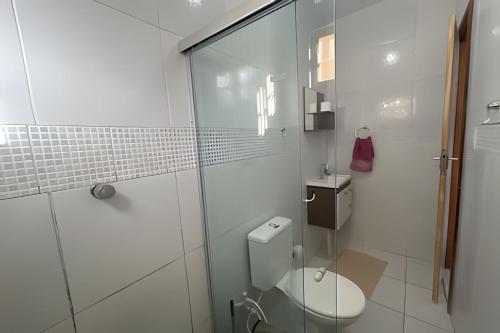 Ένα μπάνιο στο Próx. ao shopping, para 10 pessoas, ar condicionado e garagem APT B