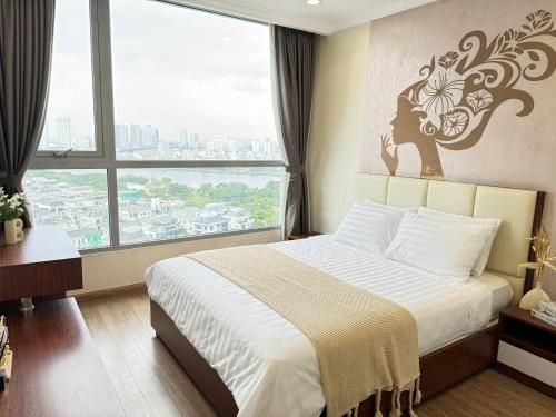 een slaapkamer met een groot bed en een groot raam bij Cozy Nest Vinhomes in Ho Chi Minh-stad