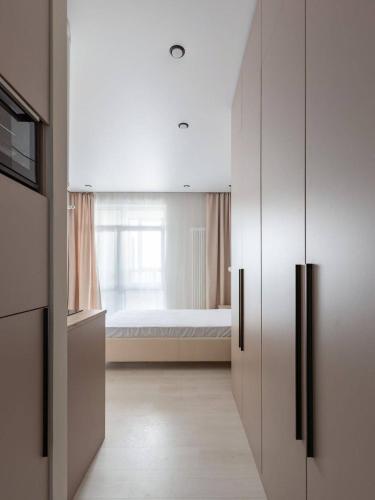 une chambre avec des armoires blanches et un lit dans l'établissement Grande maison avec meubles 12, à Les Allues