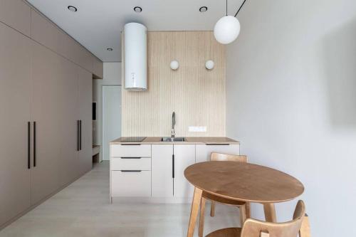 kuchnia z drewnianym stołem i zlewem w obiekcie Grande maison avec meubles 12 w mieście Les Allues