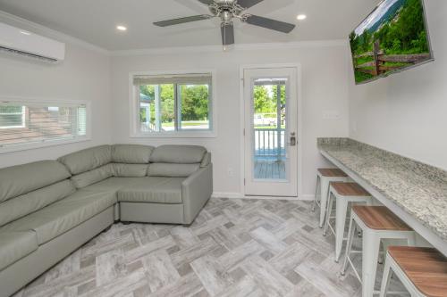 Χώρος καθιστικού στο Sun Outdoors Pigeon Forge