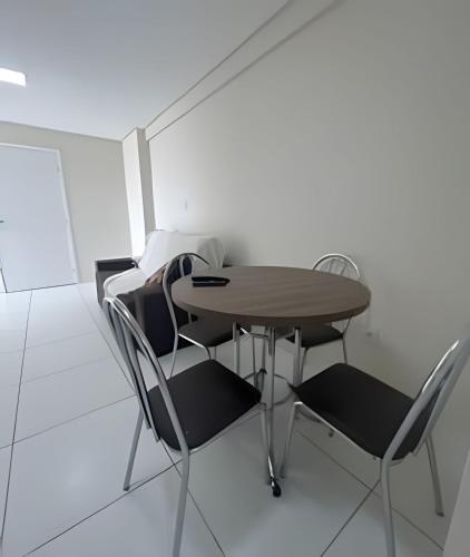 a dining room with a table and chairs at Na Orla de Petrolina, ar condicionado e elevador in Petrolina