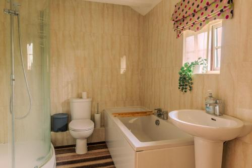 ein Badezimmer mit Waschbecken, Toilette und Badewanne in der Unterkunft Wetheral at Wetheral Cottages in Great Salkeld