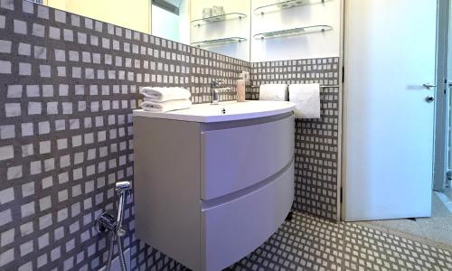 A bathroom at Santonofrio SKY Terrace Penthouse