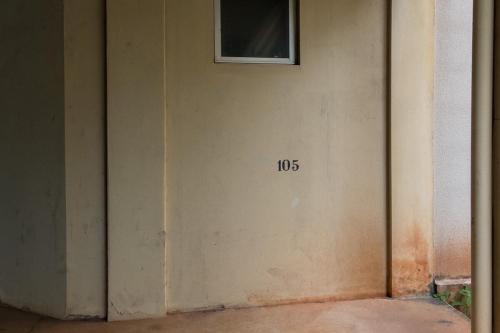 a room with a door with the number on it at Econômico e Funcional CED105 in Maringá