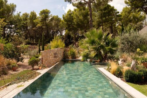 une piscine dans un jardin arboré dans l'établissement La Cabane Féerique Le Clos des Perles, à Tourtour