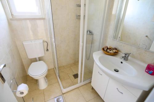 Et badeværelse på Apartments Goran Prižba