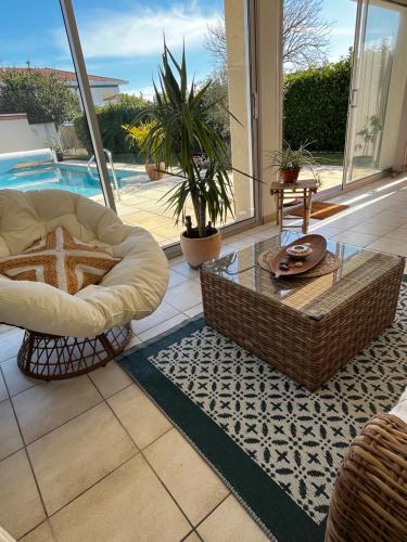 un salon avec un canapé et une table basse dans l'établissement Les voyages de Louison, à Lavardac