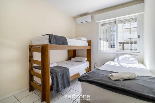 a room with two bunk beds and a window at Lindos Apartamentos no Centro de Floripa - CPN in Florianópolis