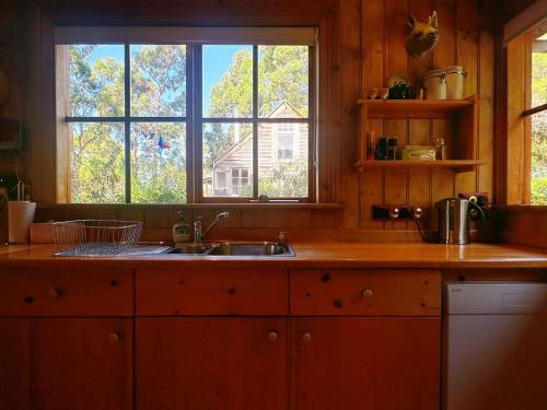 Una cocina o zona de cocina en Snug Sanctuary - A gem in the forest 20 min to CBD
