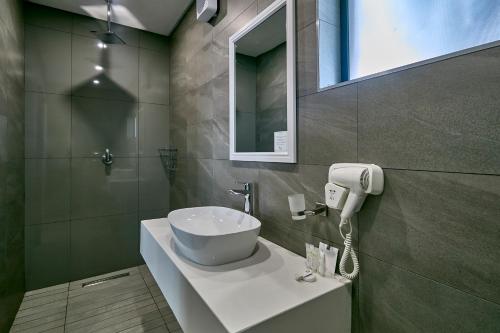 Travelodge Kasaneにあるバスルーム