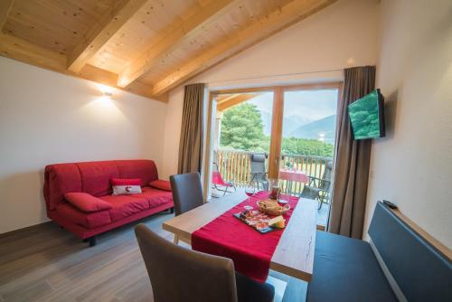 Posedenie v ubytovaní Bauernhof Residence Hausergut with Ortler views, central and quiet position