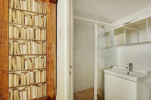 une salle de bain avec un lavabo, des toilettes et une douche dans l'établissement Loft avec terrasse au coeur du Marais, à Paris