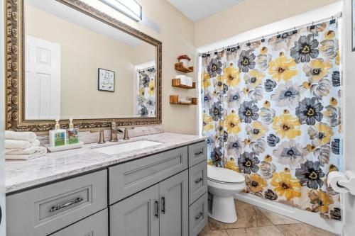 Ένα μπάνιο στο Bright and Comfy 5 Star Location with a Heated Pool
