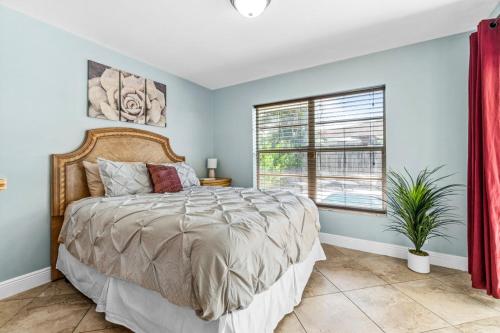 Ένα ή περισσότερα κρεβάτια σε δωμάτιο στο Bright and Comfy 5 Star Location with a Heated Pool