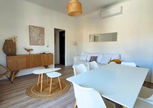 un salon avec un canapé, une table et des chaises dans l'établissement PASTEUR 2 - Appartement pour 4 au centre ville d'Hossegor, à Soorts-Hossegor