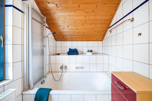 Ένα μπάνιο στο Ferienhaus Elisabeth mit Fasssauna
