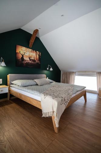 Ένα ή περισσότερα κρεβάτια σε δωμάτιο στο Apartament Pod Bukowym Lasem