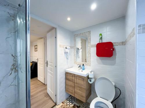 une salle de bain avec toilettes, lavabo et miroir dans l'établissement Urban Flat 42 - LUXURY FLAT, à Paris