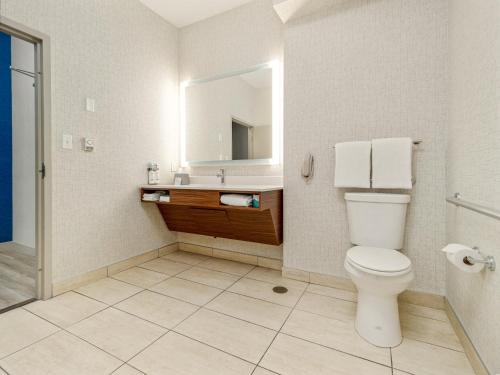 Ванная комната в Holiday Inn Express & Suites Medicine Hat by IHG