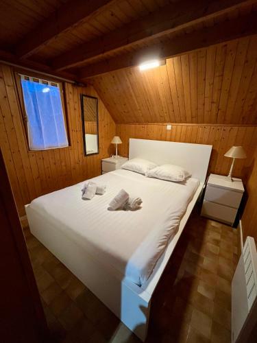 - une chambre avec un grand lit blanc dans une cabine dans l'établissement Chalet 5 personnes California Park, à Cabourg